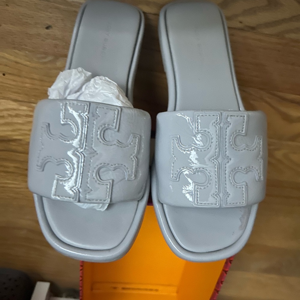 Tory Burch Gray Slide Sandals Size 5
Comes with Box. Wore a few hours.